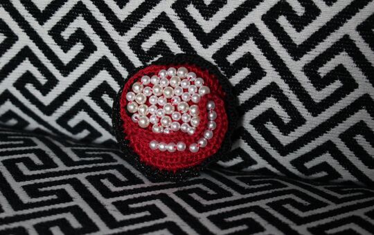 Brož s perlami bordó | BROŽE HÁČKOVANÉ