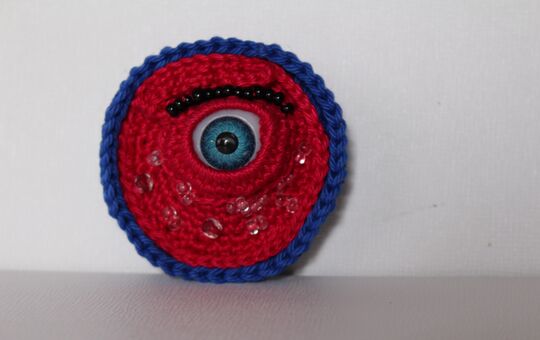 Brož OKO červená | BROŽE HÁČKOVANÉ