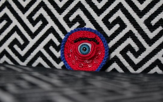 Brož KO s pozadím | BROŽE HÁČKOVANÉ